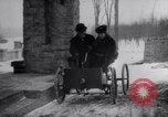 Immagine di Henry Ford e sua moglie United States USA, 1927, secondo 25 filmato di repertorio 65675036565