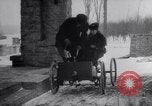 Immagine di Henry Ford e sua moglie United States USA, 1927, secondo 27 filmato di repertorio 65675036565
