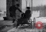 Immagine di Henry Ford e sua moglie United States USA, 1927, secondo 29 filmato di repertorio 65675036565