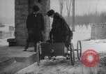Immagine di Henry Ford e sua moglie United States USA, 1927, secondo 33 filmato di repertorio 65675036565