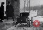 Immagine di Henry Ford e sua moglie United States USA, 1927, secondo 38 filmato di repertorio 65675036565