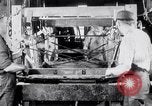 Standbild Geschichte der Studebaker Automobilherstellung South Bend Indiana USA, 1925, aus Sekunde 20 historischem Filmmaterial Videoclip 65675036570