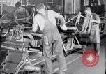 Standbild Geschichte der Studebaker Automobilherstellung South Bend Indiana USA, 1925, aus Sekunde 39 historischem Filmmaterial Videoclip 65675036570