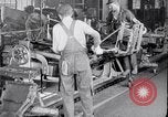 Standbild Geschichte der Studebaker Automobilherstellung South Bend Indiana USA, 1925, aus Sekunde 41 historischem Filmmaterial Videoclip 65675036570