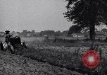 Immagine di L'uomo aziona il trattore United States USA, 1926, secondo 6 filmato di repertorio 65675036592