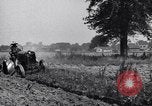 Immagine di L'uomo aziona il trattore United States USA, 1926, secondo 8 filmato di repertorio 65675036592