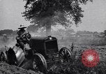 Immagine di L'uomo aziona il trattore United States USA, 1926, secondo 16 filmato di repertorio 65675036592