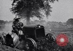 Immagine di L'uomo aziona il trattore United States USA, 1926, secondo 17 filmato di repertorio 65675036592