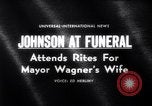 Standbild US-Präsident Lyndon Johnson besucht die Beerdigung von NY Mayor's Frau New York United States USA, 1964, aus Sekunde 4 historischem Filmmaterial Videoclip 65675036634