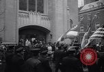 Standbild US-Präsident Lyndon Johnson besucht die Beerdigung von NY Mayor's Frau New York United States USA, 1964, aus Sekunde 8 historischem Filmmaterial Videoclip 65675036634