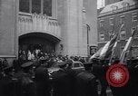 Standbild US-Präsident Lyndon Johnson besucht die Beerdigung von NY Mayor's Frau New York United States USA, 1964, aus Sekunde 9 historischem Filmmaterial Videoclip 65675036634