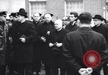 Standbild US-Präsident Lyndon Johnson besucht die Beerdigung von NY Mayor's Frau New York United States USA, 1964, aus Sekunde 10 historischem Filmmaterial Videoclip 65675036634