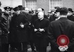 Standbild US-Präsident Lyndon Johnson besucht die Beerdigung von NY Mayor's Frau New York United States USA, 1964, aus Sekunde 11 historischem Filmmaterial Videoclip 65675036634