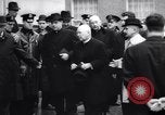 Standbild US-Präsident Lyndon Johnson besucht die Beerdigung von NY Mayor's Frau New York United States USA, 1964, aus Sekunde 12 historischem Filmmaterial Videoclip 65675036634