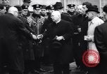 Standbild US-Präsident Lyndon Johnson besucht die Beerdigung von NY Mayor's Frau New York United States USA, 1964, aus Sekunde 13 historischem Filmmaterial Videoclip 65675036634