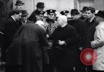 Standbild US-Präsident Lyndon Johnson besucht die Beerdigung von NY Mayor's Frau New York United States USA, 1964, aus Sekunde 14 historischem Filmmaterial Videoclip 65675036634