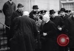 Standbild US-Präsident Lyndon Johnson besucht die Beerdigung von NY Mayor's Frau New York United States USA, 1964, aus Sekunde 15 historischem Filmmaterial Videoclip 65675036634