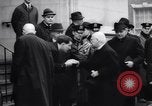 Standbild US-Präsident Lyndon Johnson besucht die Beerdigung von NY Mayor's Frau New York United States USA, 1964, aus Sekunde 16 historischem Filmmaterial Videoclip 65675036634