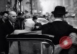 Standbild US-Präsident Lyndon Johnson besucht die Beerdigung von NY Mayor's Frau New York United States USA, 1964, aus Sekunde 21 historischem Filmmaterial Videoclip 65675036634