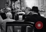 Standbild US-Präsident Lyndon Johnson besucht die Beerdigung von NY Mayor's Frau New York United States USA, 1964, aus Sekunde 22 historischem Filmmaterial Videoclip 65675036634
