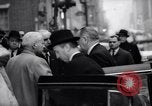 Standbild US-Präsident Lyndon Johnson besucht die Beerdigung von NY Mayor's Frau New York United States USA, 1964, aus Sekunde 23 historischem Filmmaterial Videoclip 65675036634