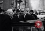 Standbild US-Präsident Lyndon Johnson besucht die Beerdigung von NY Mayor's Frau New York United States USA, 1964, aus Sekunde 24 historischem Filmmaterial Videoclip 65675036634