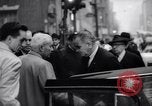 Standbild US-Präsident Lyndon Johnson besucht die Beerdigung von NY Mayor's Frau New York United States USA, 1964, aus Sekunde 25 historischem Filmmaterial Videoclip 65675036634