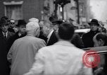 Standbild US-Präsident Lyndon Johnson besucht die Beerdigung von NY Mayor's Frau New York United States USA, 1964, aus Sekunde 26 historischem Filmmaterial Videoclip 65675036634