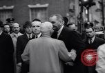 Standbild US-Präsident Lyndon Johnson besucht die Beerdigung von NY Mayor's Frau New York United States USA, 1964, aus Sekunde 27 historischem Filmmaterial Videoclip 65675036634