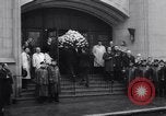 Standbild US-Präsident Lyndon Johnson besucht die Beerdigung von NY Mayor's Frau New York United States USA, 1964, aus Sekunde 33 historischem Filmmaterial Videoclip 65675036634