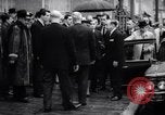 Standbild US-Präsident Lyndon Johnson besucht die Beerdigung von NY Mayor's Frau New York United States USA, 1964, aus Sekunde 34 historischem Filmmaterial Videoclip 65675036634