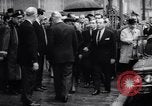 Standbild US-Präsident Lyndon Johnson besucht die Beerdigung von NY Mayor's Frau New York United States USA, 1964, aus Sekunde 35 historischem Filmmaterial Videoclip 65675036634