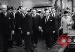 Standbild US-Präsident Lyndon Johnson besucht die Beerdigung von NY Mayor's Frau New York United States USA, 1964, aus Sekunde 36 historischem Filmmaterial Videoclip 65675036634