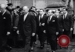 Standbild US-Präsident Lyndon Johnson besucht die Beerdigung von NY Mayor's Frau New York United States USA, 1964, aus Sekunde 37 historischem Filmmaterial Videoclip 65675036634