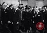 Standbild US-Präsident Lyndon Johnson besucht die Beerdigung von NY Mayor's Frau New York United States USA, 1964, aus Sekunde 38 historischem Filmmaterial Videoclip 65675036634