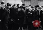 Standbild US-Präsident Lyndon Johnson besucht die Beerdigung von NY Mayor's Frau New York United States USA, 1964, aus Sekunde 39 historischem Filmmaterial Videoclip 65675036634
