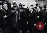 Standbild US-Präsident Lyndon Johnson besucht die Beerdigung von NY Mayor's Frau New York United States USA, 1964, aus Sekunde 40 historischem Filmmaterial Videoclip 65675036634