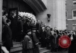 Standbild US-Präsident Lyndon Johnson besucht die Beerdigung von NY Mayor's Frau New York United States USA, 1964, aus Sekunde 45 historischem Filmmaterial Videoclip 65675036634