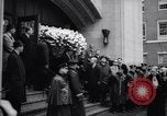Standbild US-Präsident Lyndon Johnson besucht die Beerdigung von NY Mayor's Frau New York United States USA, 1964, aus Sekunde 46 historischem Filmmaterial Videoclip 65675036634