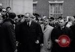 Standbild US-Präsident Lyndon Johnson besucht die Beerdigung von NY Mayor's Frau New York United States USA, 1964, aus Sekunde 53 historischem Filmmaterial Videoclip 65675036634