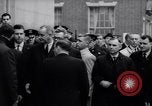 Standbild US-Präsident Lyndon Johnson besucht die Beerdigung von NY Mayor's Frau New York United States USA, 1964, aus Sekunde 56 historischem Filmmaterial Videoclip 65675036634
