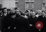Standbild US-Präsident Lyndon Johnson besucht die Beerdigung von NY Mayor's Frau New York United States USA, 1964, aus Sekunde 57 historischem Filmmaterial Videoclip 65675036634