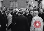 Standbild US-Präsident Lyndon Johnson besucht die Beerdigung von NY Mayor's Frau New York United States USA, 1964, aus Sekunde 61 historischem Filmmaterial Videoclip 65675036634