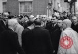 Standbild US-Präsident Lyndon Johnson besucht die Beerdigung von NY Mayor's Frau New York United States USA, 1964, aus Sekunde 62 historischem Filmmaterial Videoclip 65675036634