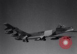 Standbild beschädigt B-52 Flugzeug landet sicher Blytheville Arkansas USA, 1964, aus Sekunde 25 historischem Filmmaterial Videoclip 65675036635