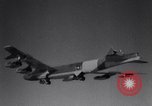 Standbild beschädigt B-52 Flugzeug landet sicher Blytheville Arkansas USA, 1964, aus Sekunde 26 historischem Filmmaterial Videoclip 65675036635