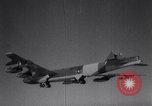Standbild beschädigt B-52 Flugzeug landet sicher Blytheville Arkansas USA, 1964, aus Sekunde 27 historischem Filmmaterial Videoclip 65675036635