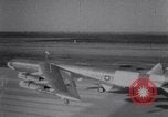 Standbild beschädigt B-52 Flugzeug landet sicher Blytheville Arkansas USA, 1964, aus Sekunde 39 historischem Filmmaterial Videoclip 65675036635