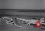 Standbild beschädigt B-52 Flugzeug landet sicher Blytheville Arkansas USA, 1964, aus Sekunde 40 historischem Filmmaterial Videoclip 65675036635