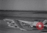 Standbild beschädigt B-52 Flugzeug landet sicher Blytheville Arkansas USA, 1964, aus Sekunde 41 historischem Filmmaterial Videoclip 65675036635